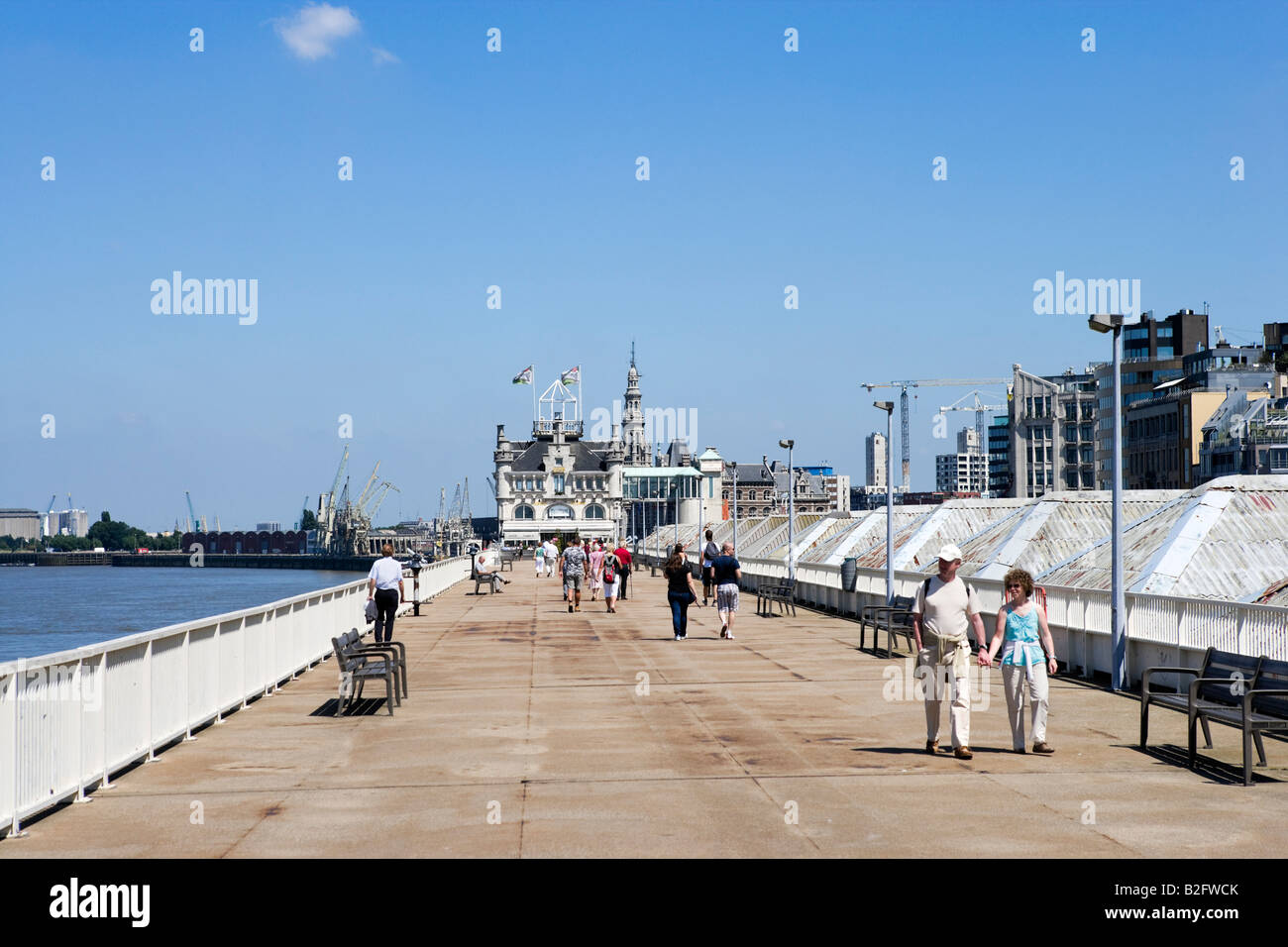 Riverfront Promenade entlang der Schelde außerhalb der Steen, Steinplein, Zentrum der Altstadt, Antwerpen, Belgien Stockfoto