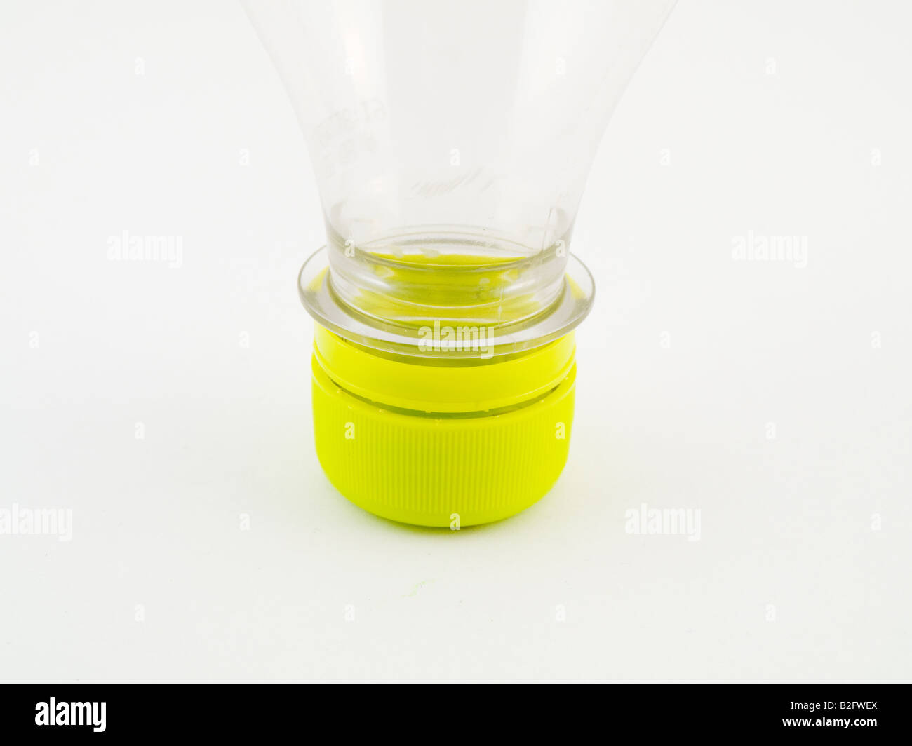 PVCu Kunststoff-Flasche mit grüne Kappe aufgeschraubt klare Flasche Stockfoto