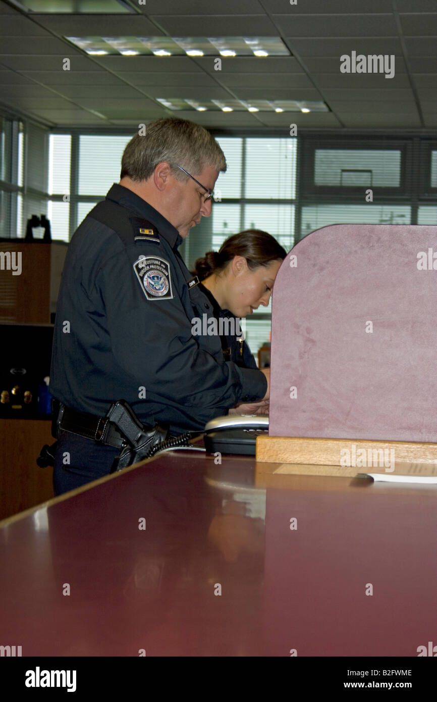 Grenze Offiziere Fragen und oder einen Teilnehmer in der uns Port Of Entry Sumas Washington prüft. Stockfoto