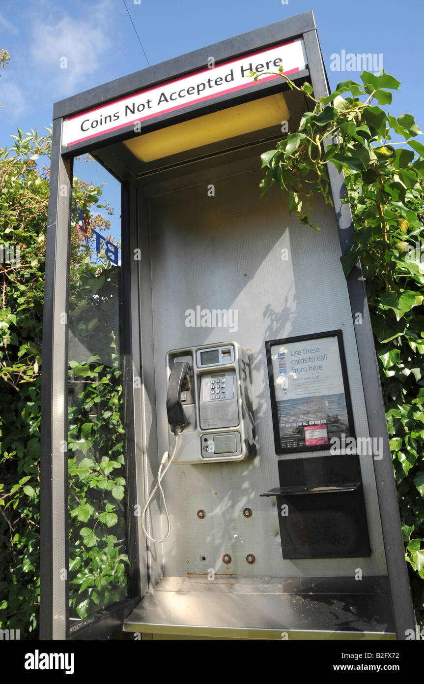 Münzen werden nicht angenommen, ein Zeichen der Zeit in einer Telefonzelle in der ländlichen Dorf Islip, außerhalb von Oxford, England Stockfoto