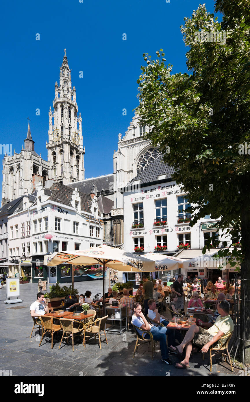 Straßencafés in Groenplaats mit Onze-Lieve-Vrouwekathedraal hinter der Altstadt, Antwerpen, Belgien Stockfoto