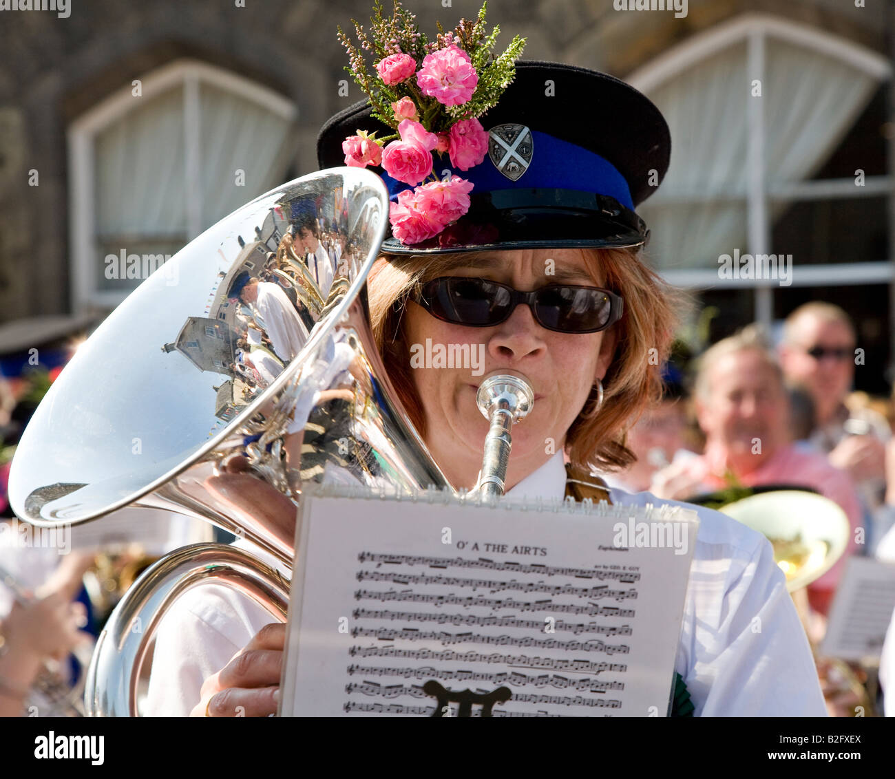 Frau spielt das Euphonium In der marschierenden Blaskapelle während die Langholm gemeinsame Reiten Langholm Schottland, Vereinigtes Königreich Stockfoto