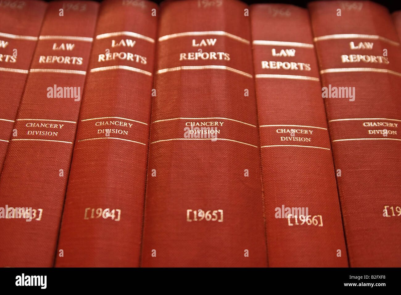 Law Reports Bücher im Regal Stockfoto