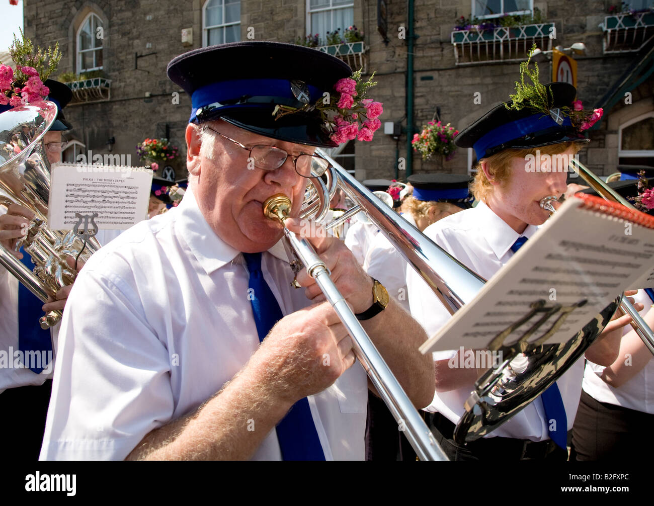 Mann, die Posaune In der marschierenden Blaskapelle spielen, während die Langholm gemeinsame Reiten Langholm Schottland, Vereinigtes Königreich Stockfoto