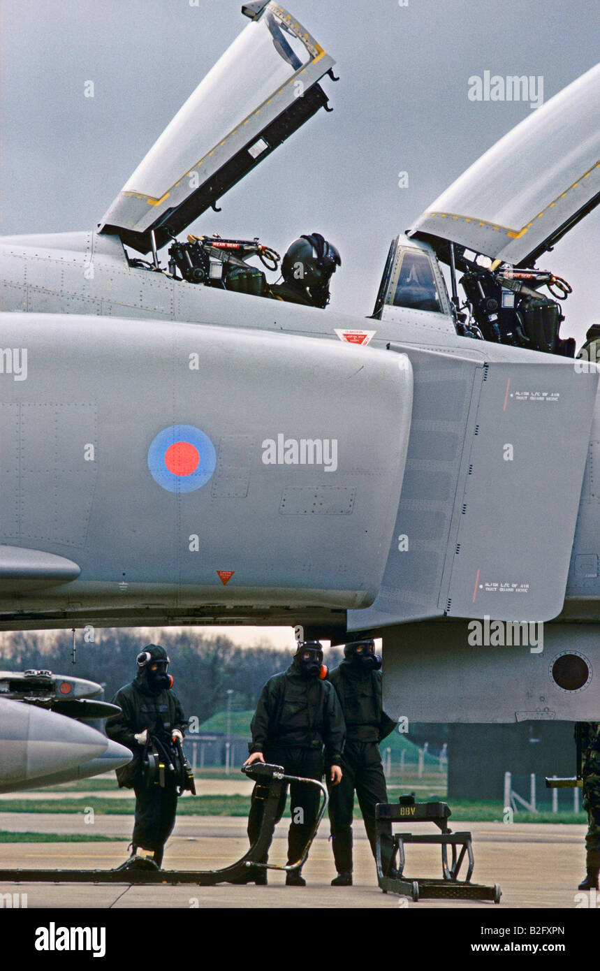 LUFTSCHLACHT UM ENGLAND SITZT EINE PILOT IM OFFENEN COCKPIT EINE PHANTOM JET-FLUGZEUG BEIM BODENPERSONAL. Stockfoto