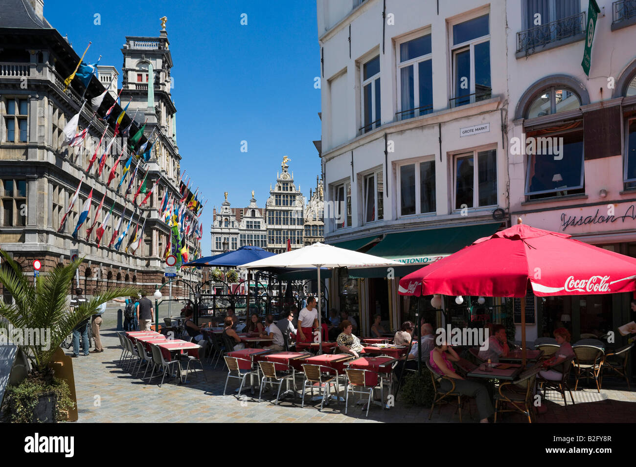 Cafe an der das Stadhuis ausgeschaltet Grote Markt (Marktplatz) im Zentrum der Altstadt, Antwerpen, Belgien Stockfoto