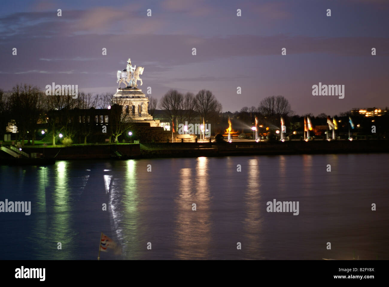 Deutsches Eck (Deutsches Eck)-Denkmal in Koblenz, Deutschland, durch die Nacht Stockfoto