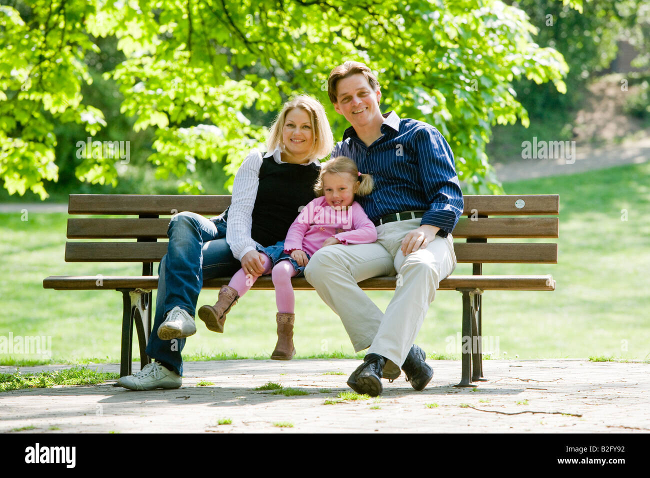 Junge Familie im park Stockfoto