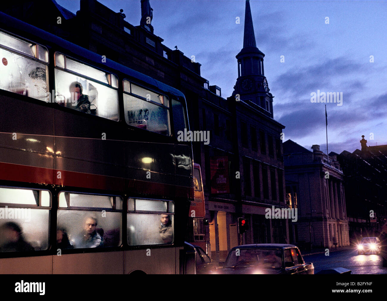 ein Bus fahren auf der Einkaufsstraße in der Stadt am Abend, Händler Glasgow Stockfoto