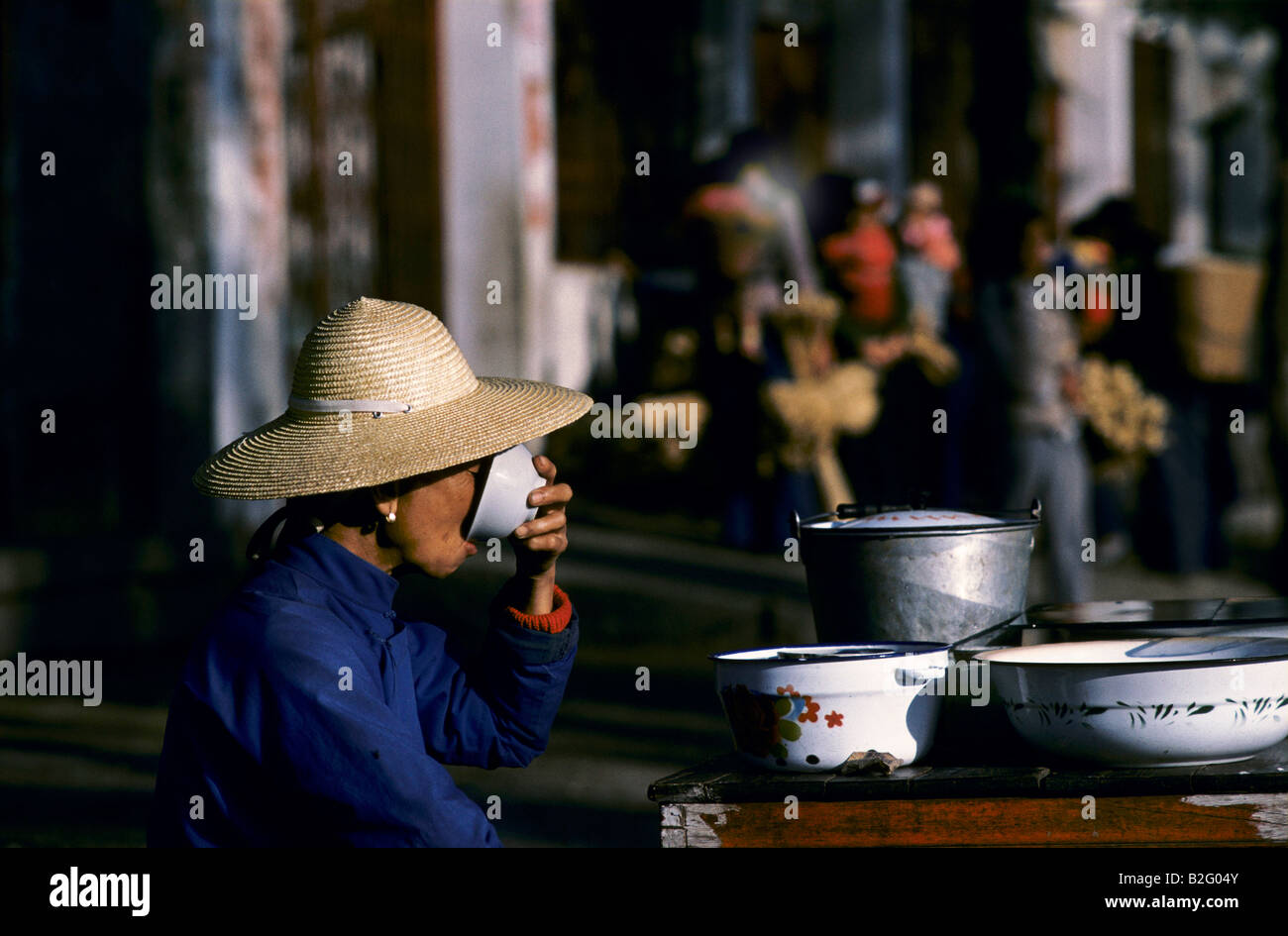 Straße Verkäufer Teetrinken in china Stockfoto