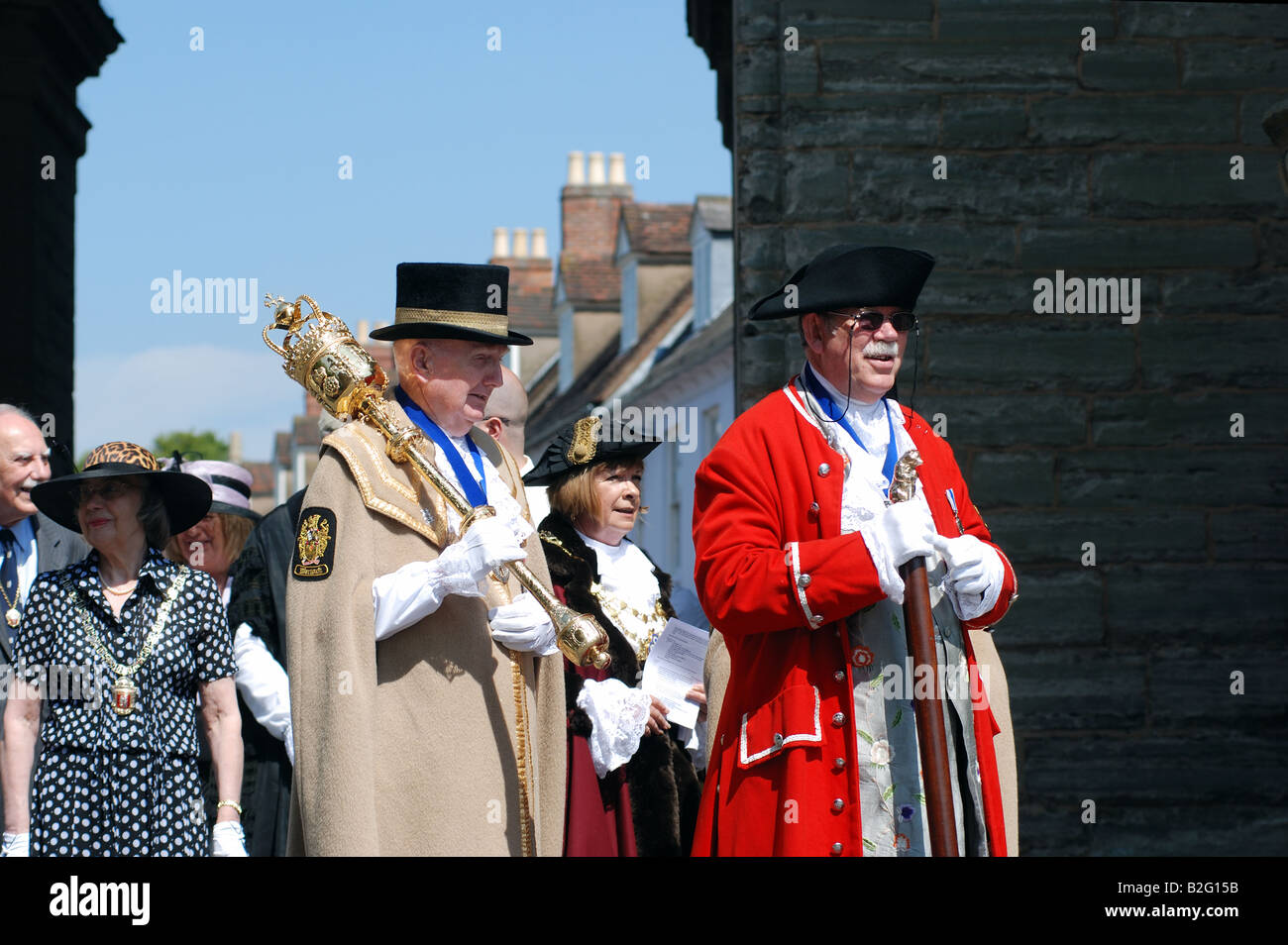 Warwick Ausrufer und Sergeant bei Mace führen die Bürgermeister von St. Marien Kirche, Warwick, Warwickshire, England, UK Stockfoto
