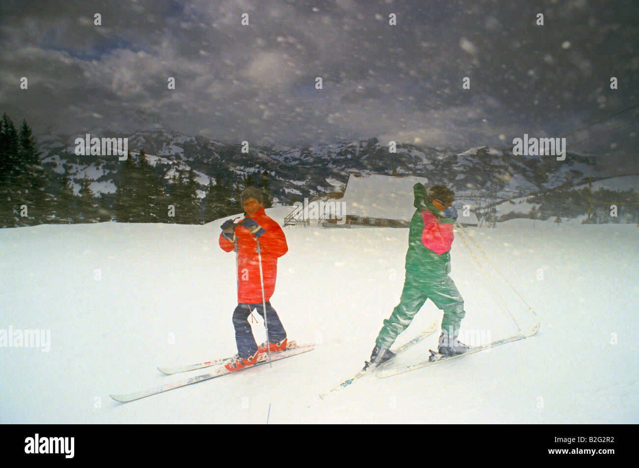 zwei Personen, Skifahren auf der Piste in der Schweiz Stockfoto