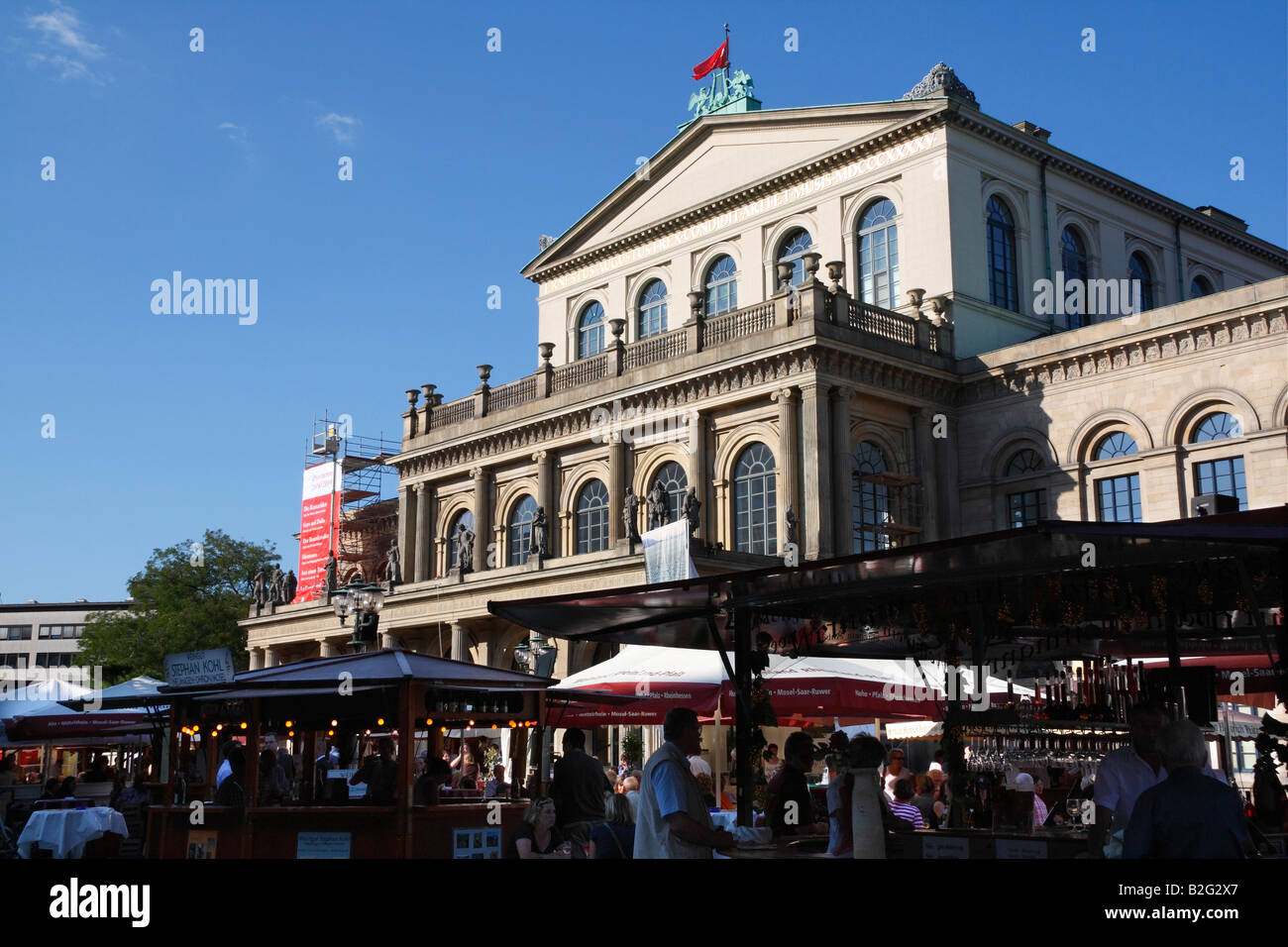 Menschen und Wein Entscheidungsträger versammelt am Opernhaus Platz zur Feier der Eröffnung der Weinfest in Hannover, Deutschland Stockfoto