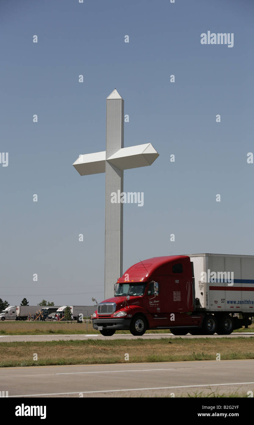 Die 19 Geschichte Kreuz befindet sich neben der Interstate 40 ehemals U S Route 66 Bräutigam Texas in den Vereinigten Staaten Stockfoto