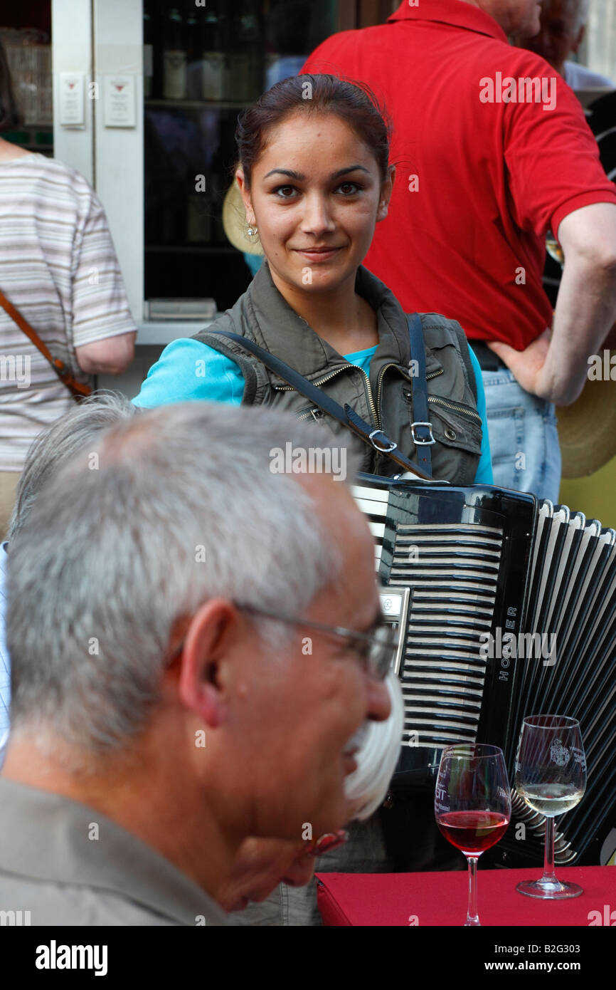 Eine junge Frau spielen Akkordeon unterhaltsame Menschen auf dem Hannover Wein-festival Stockfoto