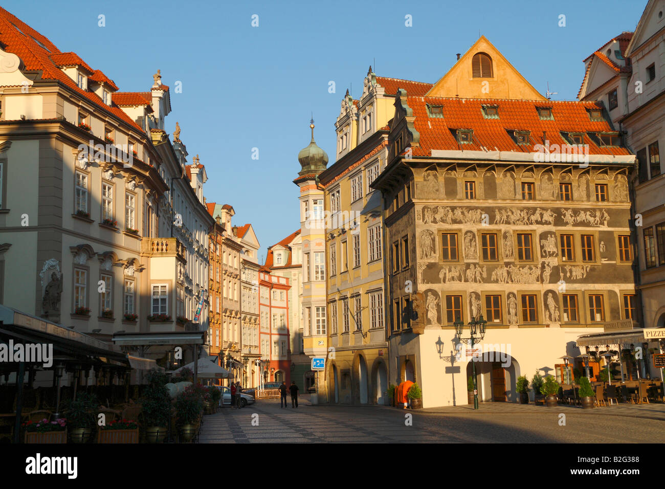 Die am frühen Morgen Blick auf den kleinen Platz in Prag mit Gebäude mit gotischen Malereien verziert Stockfoto