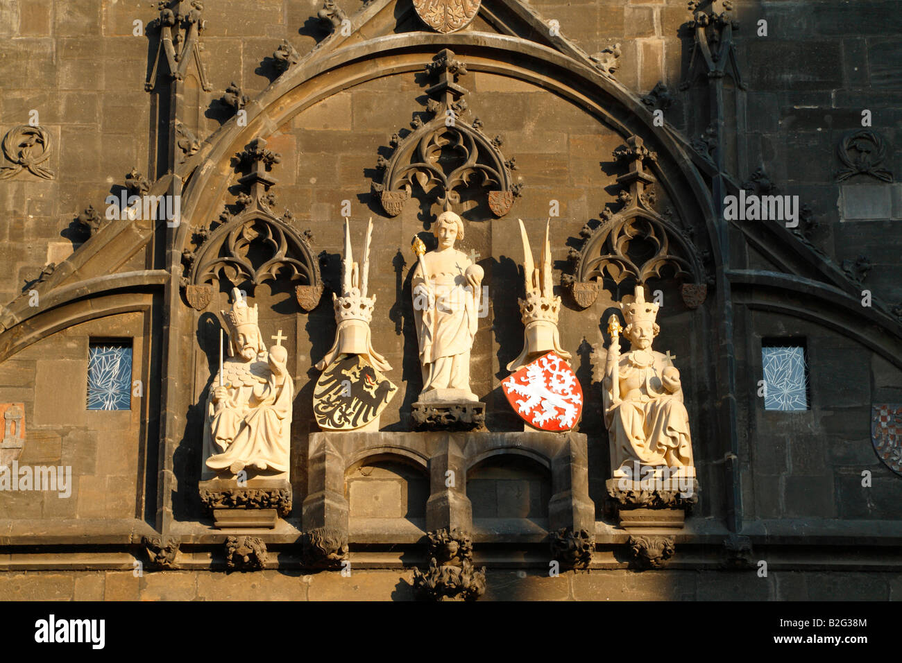 Die Detailansicht der Statuen und die Fassade Dekorationen der Karlsbrücke North Bridge Tower in Prager Altstadt Stockfoto