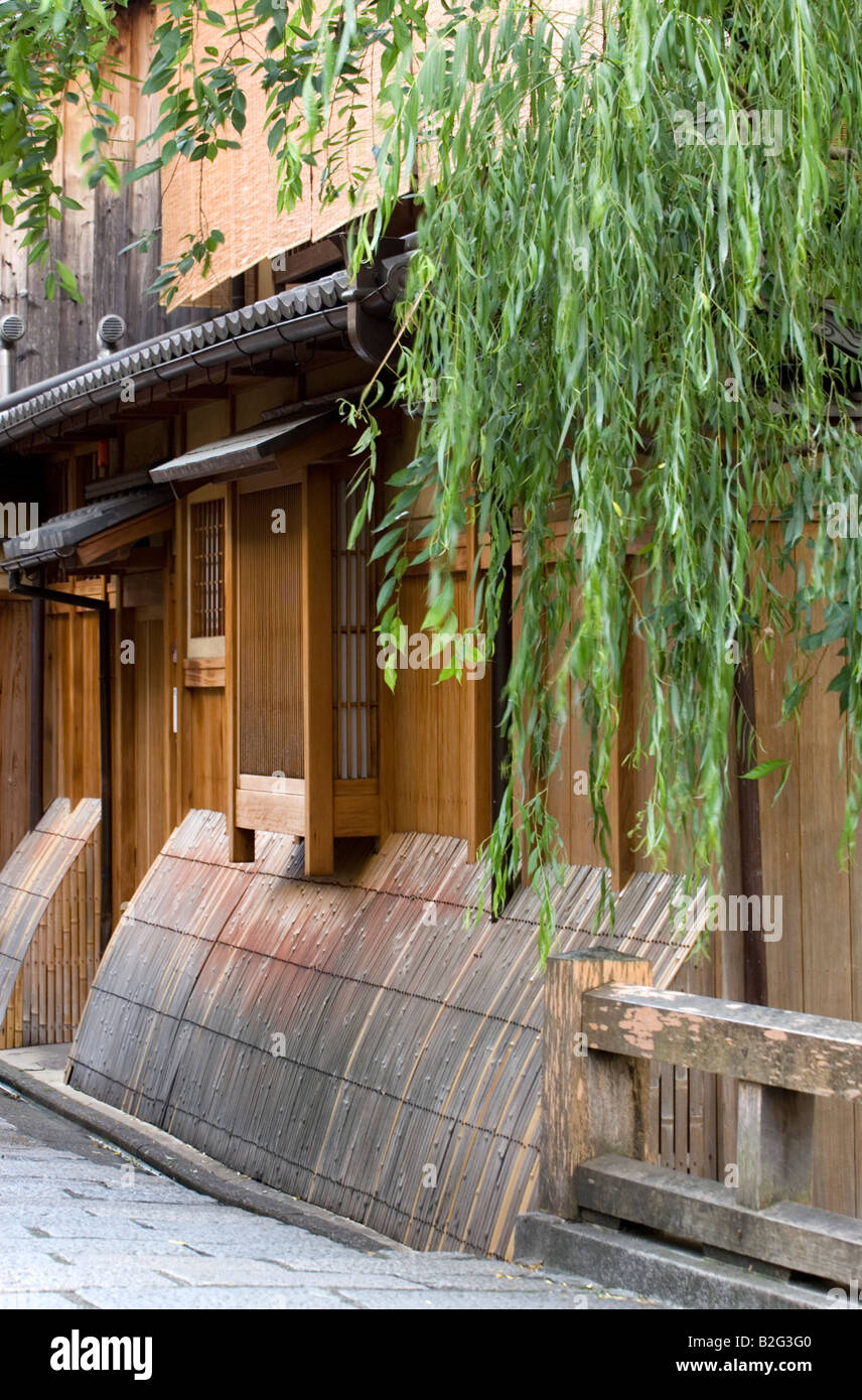 Fein in Handarbeit Machiya oder Stadthaus in einer Gasse in der Shimbashi Stadtteil Gion in Kyoto Stockfoto