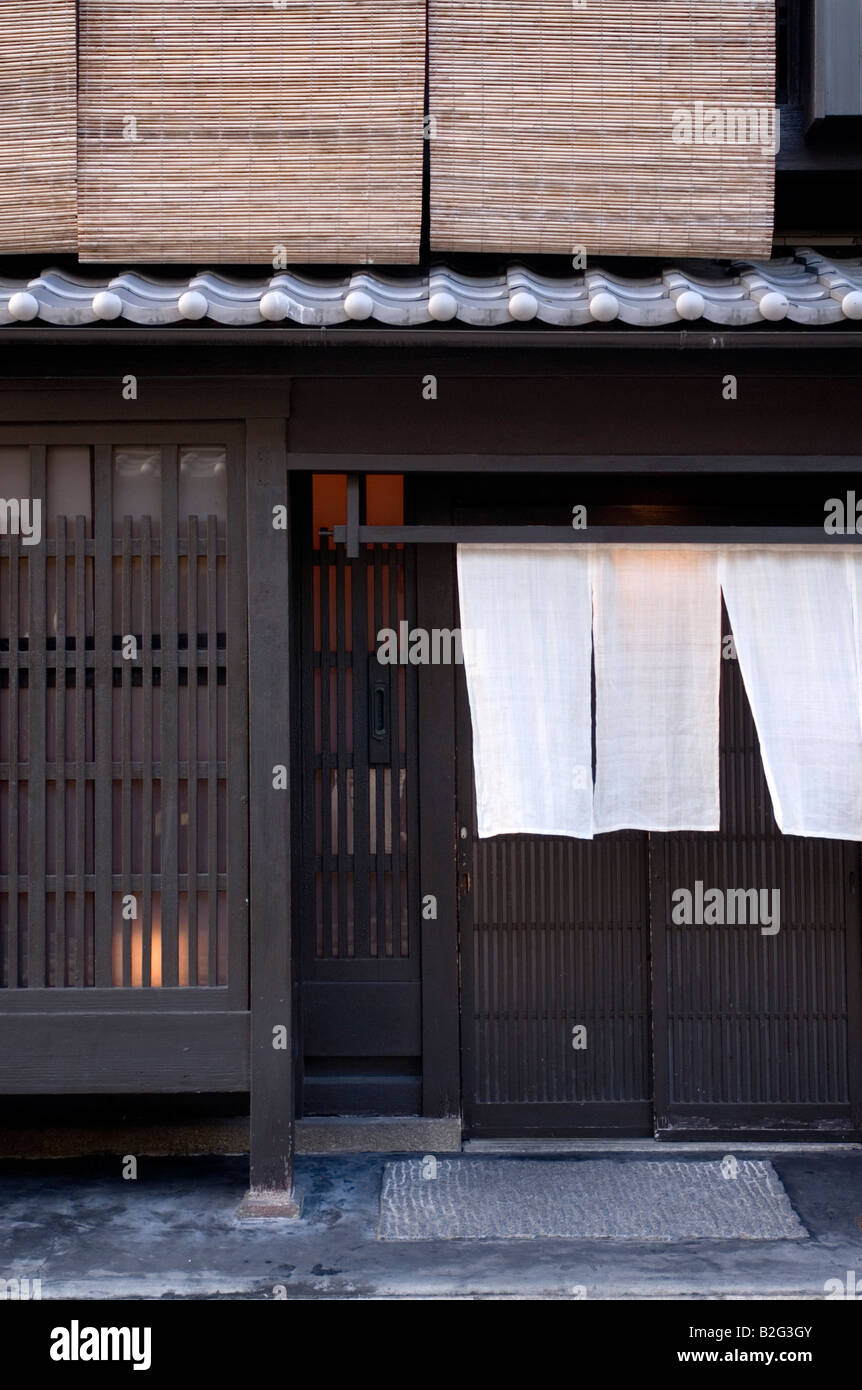 Fein gearbeitete Machiya oder Stadthaus Restaurant auf einer Gasse in der Shimbashi Stadtteil Gion in Kyoto Stockfoto