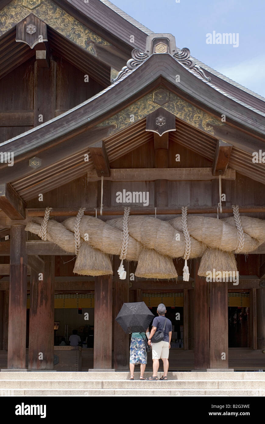 Riesiges „Shimenawa“ heiliges, verdrehtes Strohseil des Haiden (Gotteshaus), ein Symbol des Großen Schreins von Izumo in Matsue, Präfektur Shimane, Japan. Stockfoto