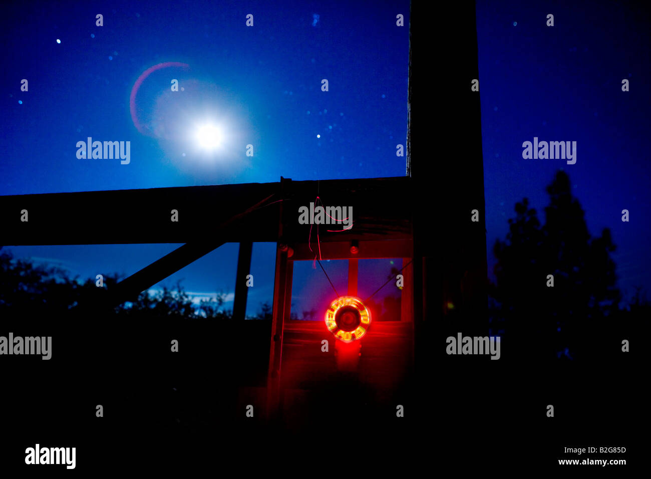 Oracle, Arizona, USA. GLOW ist ein jährlich stattfindendes multimediales Kunstfestival, das bei Vollmond auf der Triangle L Ranch stattfindet und Lichtinstallationen, Musik und vieles mehr präsentiert Stockfoto Oracle, Arizona, USA. GLOW ist ein jährlich stattfindendes multimediales Kunstfestival, das bei Vollmond auf der Triangle L Ranch stattfindet und Lichtinstallationen, Musik und vieles mehr präsentiert Stockfoto
