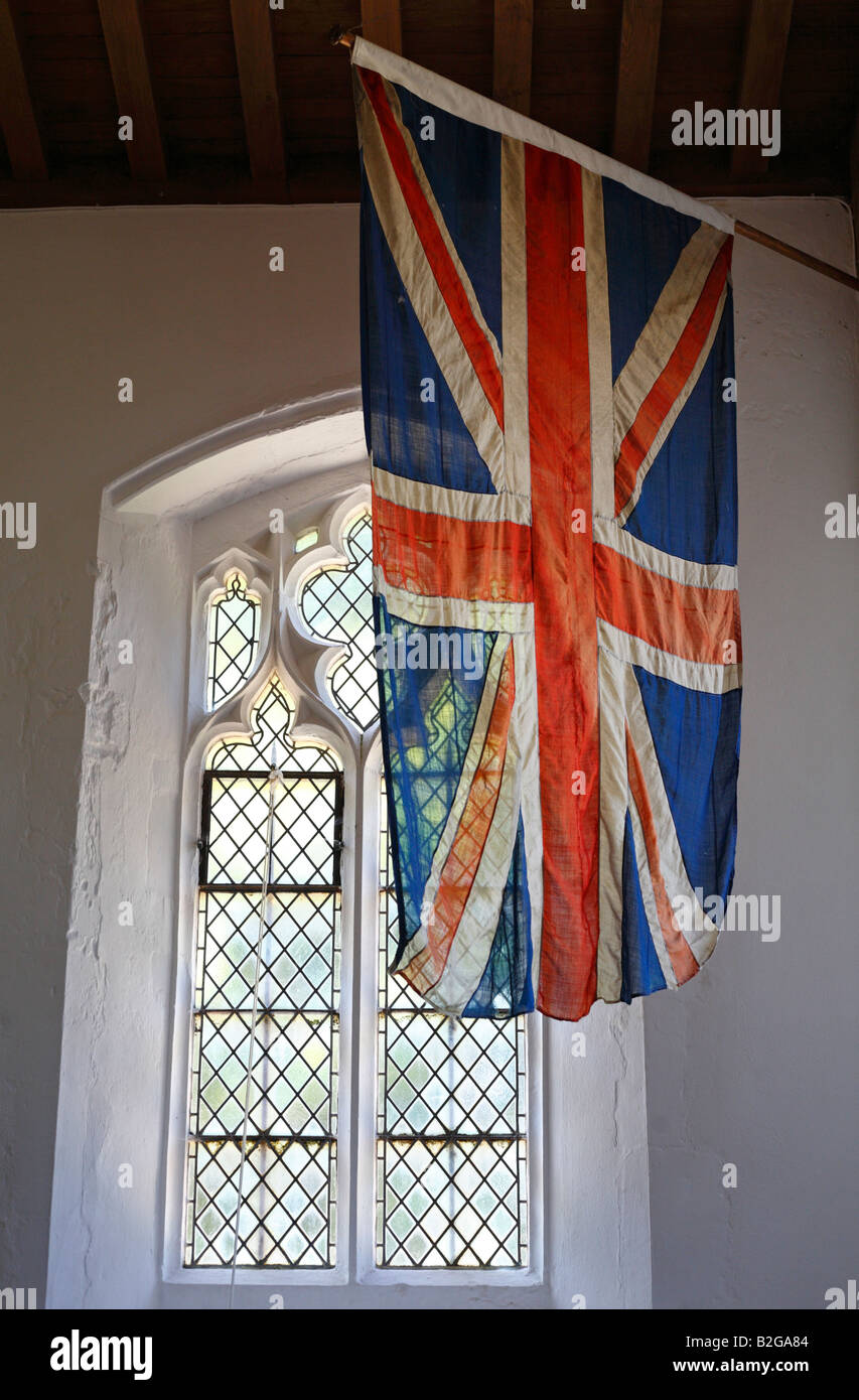 Union Jack-Flagge von HMS Indomitable hängen in All Saints Church in Burnham Thorpe in Norfolk, England. Stockfoto