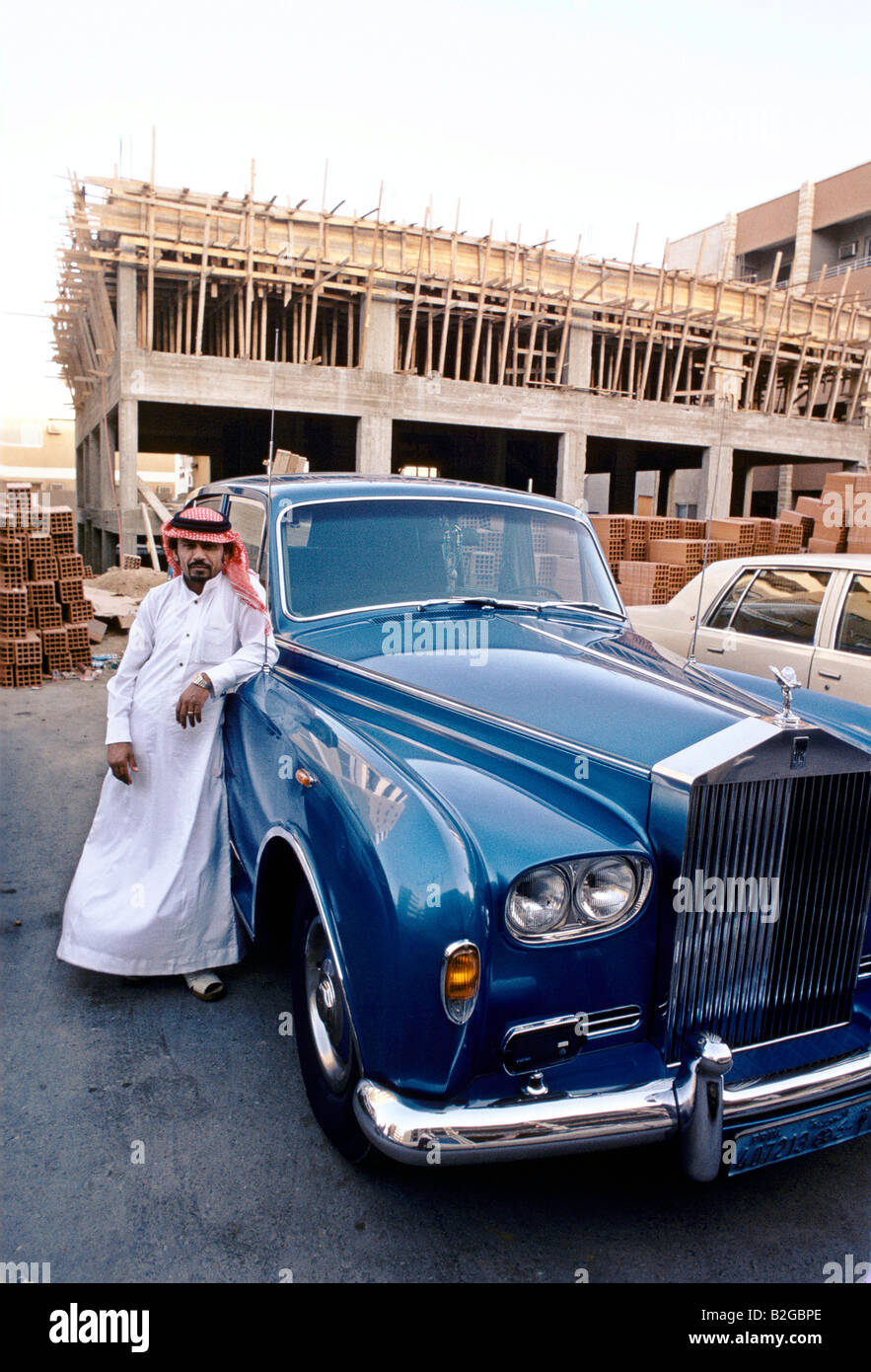 Arabische Chauffeur mit Rolls-royce Stockfoto
