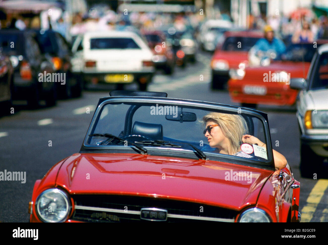 blonde Frau im Cabriolet auf der Kings Road in london Stockfoto