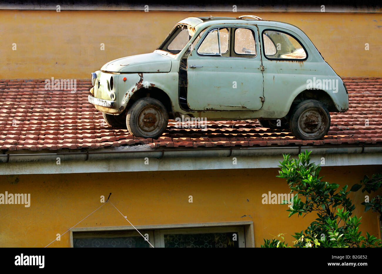 Ein Fiat Cinquecento 500 auf einem Dach in Italien Stockfoto