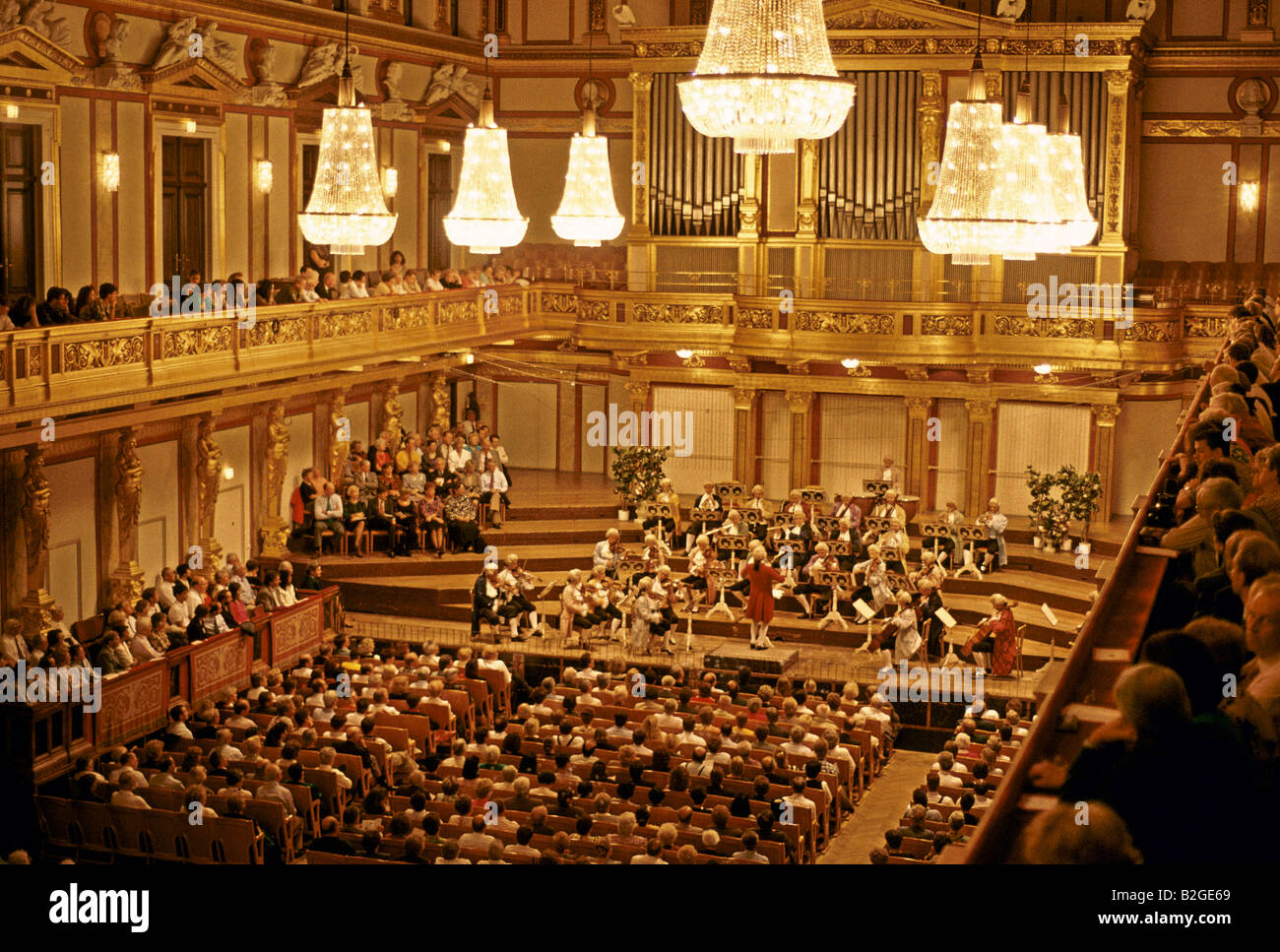 WIEN 1995 DEN MOZART PLAYERS IN HISTORISCHEN KOSTÜMEN GEKLEIDET AUF DER BÜHNE WÄHREND EINER AUFFÜHRUNG VON MOZARTS IN MUSIKVERIN Stockfoto