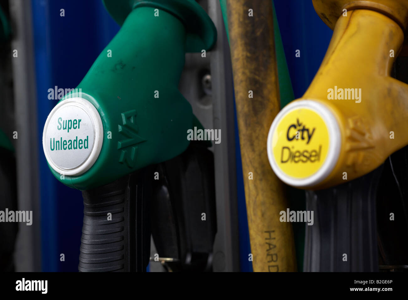 Griffe der Stadt Diesel und super Unverbleiter Kraftstoffpumpen bei einer Garage Tankstelle County down Northern Irland Stockfoto