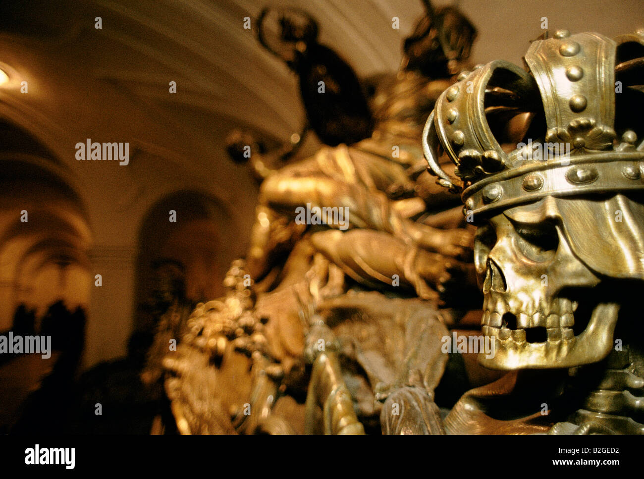VIENNA 1995 BRONZESTATUE EINES SCHÄDELS MIT EINER KRONE IM WIENER HABSBURGER KRYPTA Stockfoto