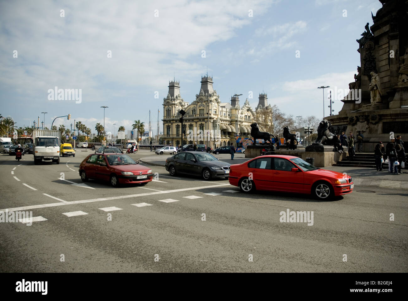 Gobierno Militar und Columbus-Statue und Autos Barcelona Spanien Stockfoto