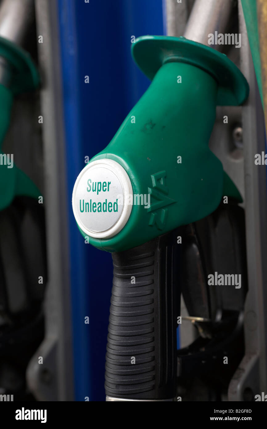 Griff des super bleifrei Benzin Kraftstoffpumpe an eine Garage Tankstelle Grafschaft, Nord-Irland Stockfoto