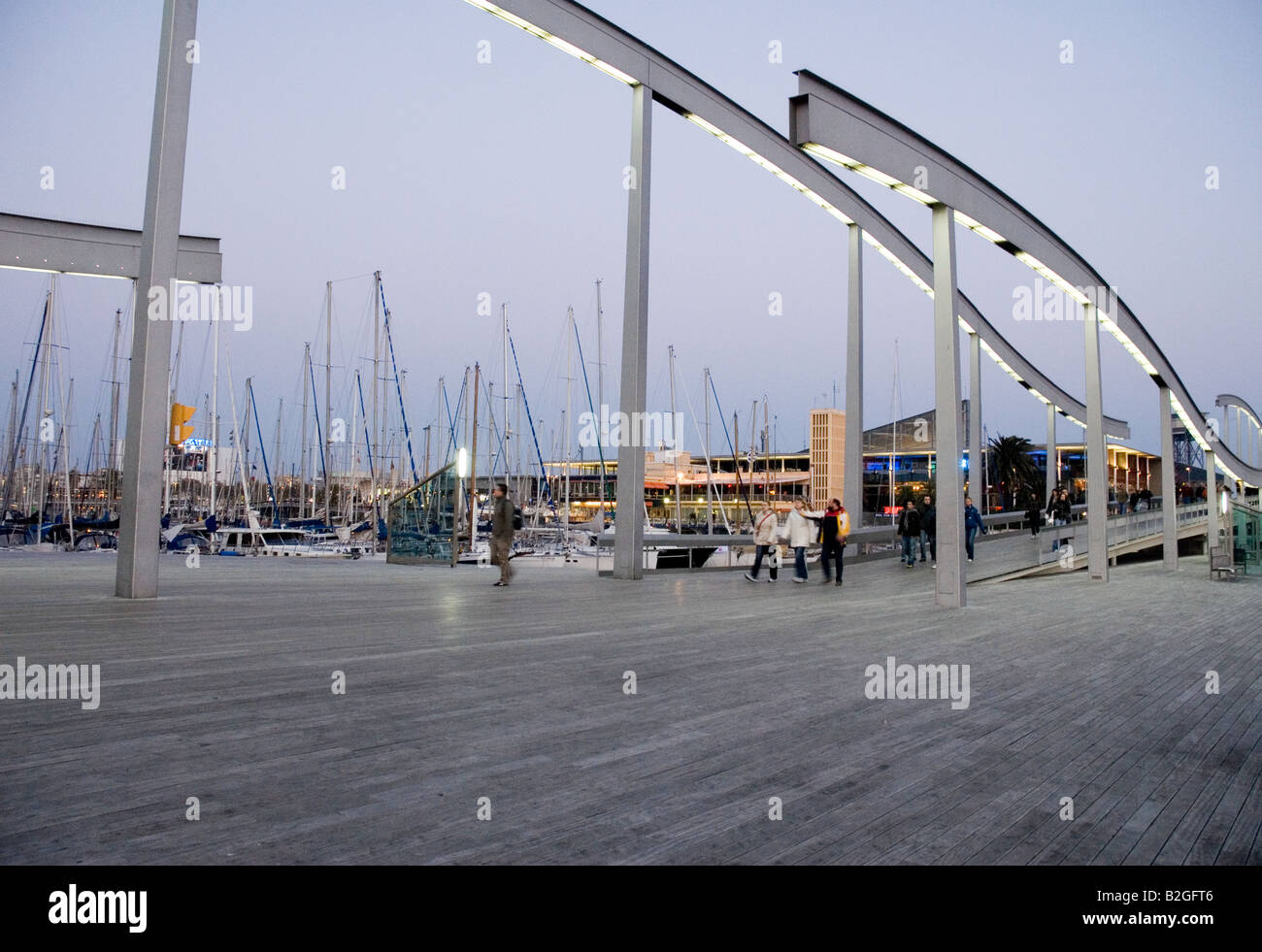 Rambla de Mar Port Vell Brücke in den Abend oder Nacht Barcelona Stockfoto