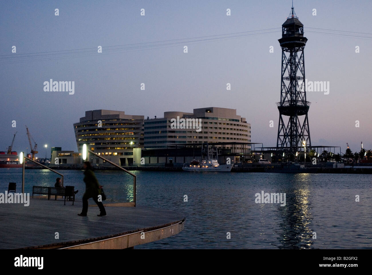 Rambla de Mar Port Vell Brücke in den Abend oder Nacht Barcelona Stockfoto