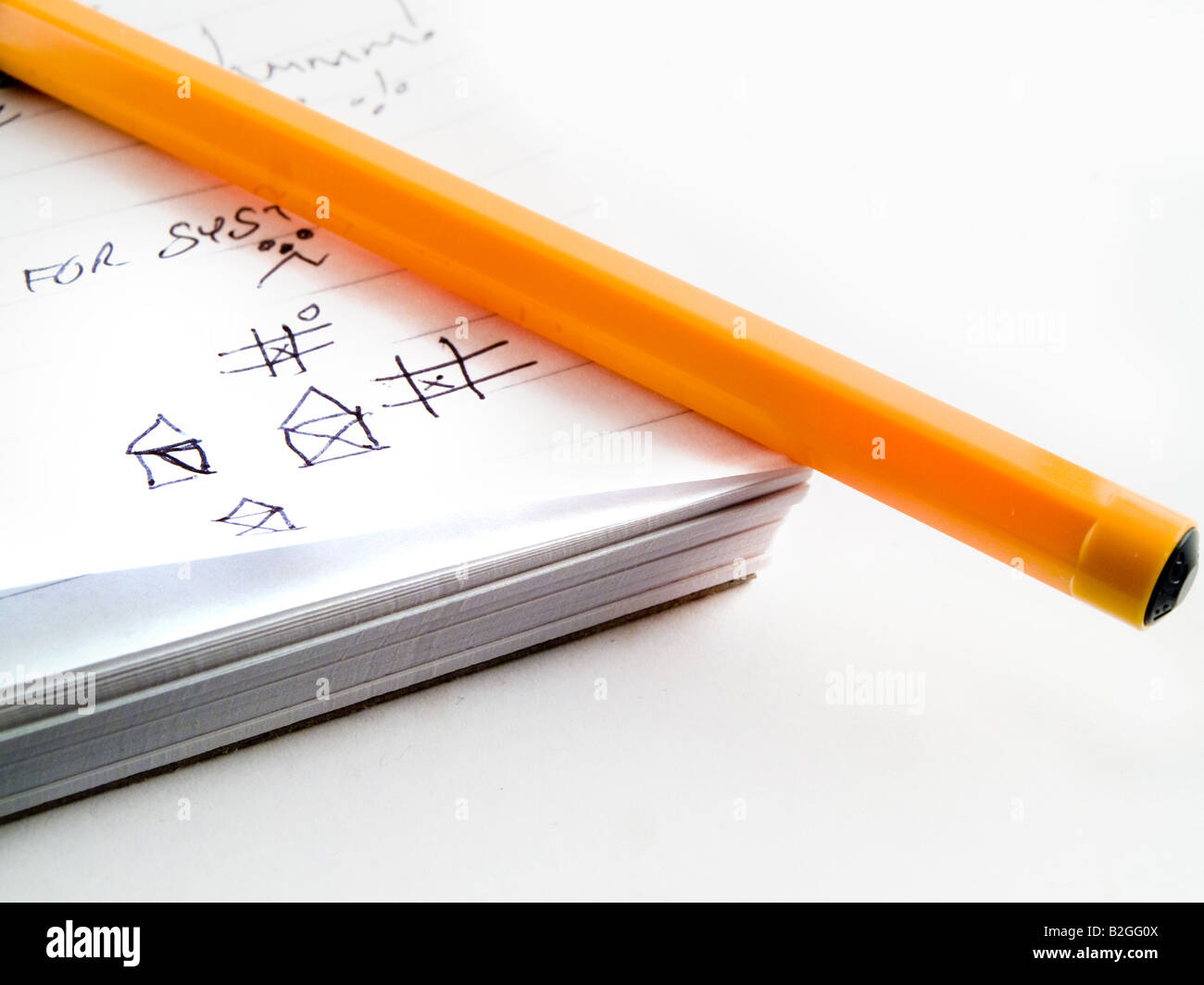Doodle Skizze ausgekleidet Arbeit Business Editor mit gelangweilt Zeichnungen und orange schwarz Bic Kugelschreiber Stift Marker auf weißem Hintergrund Stockfoto