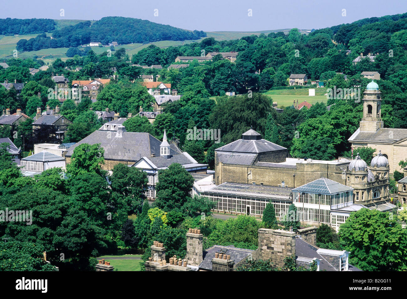 Buxton Pavilion Opernhaus und Spa Stadt Derbyshire Gesamtansicht englische Stadtbild England UK Peak District Wald Hügel Stockfoto