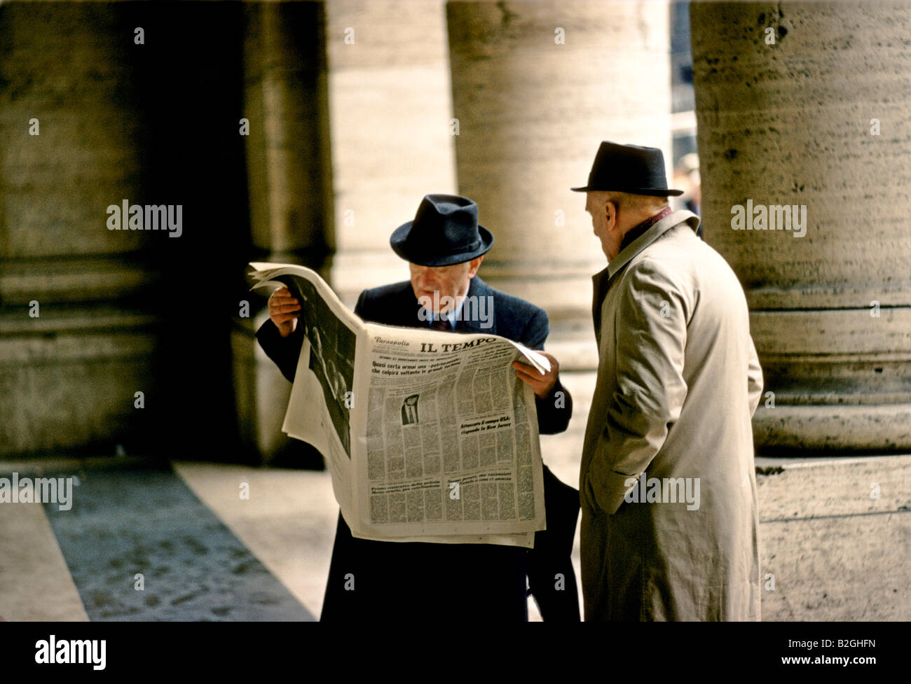 zwei Männer lesen Zeitung Italien Stockfoto