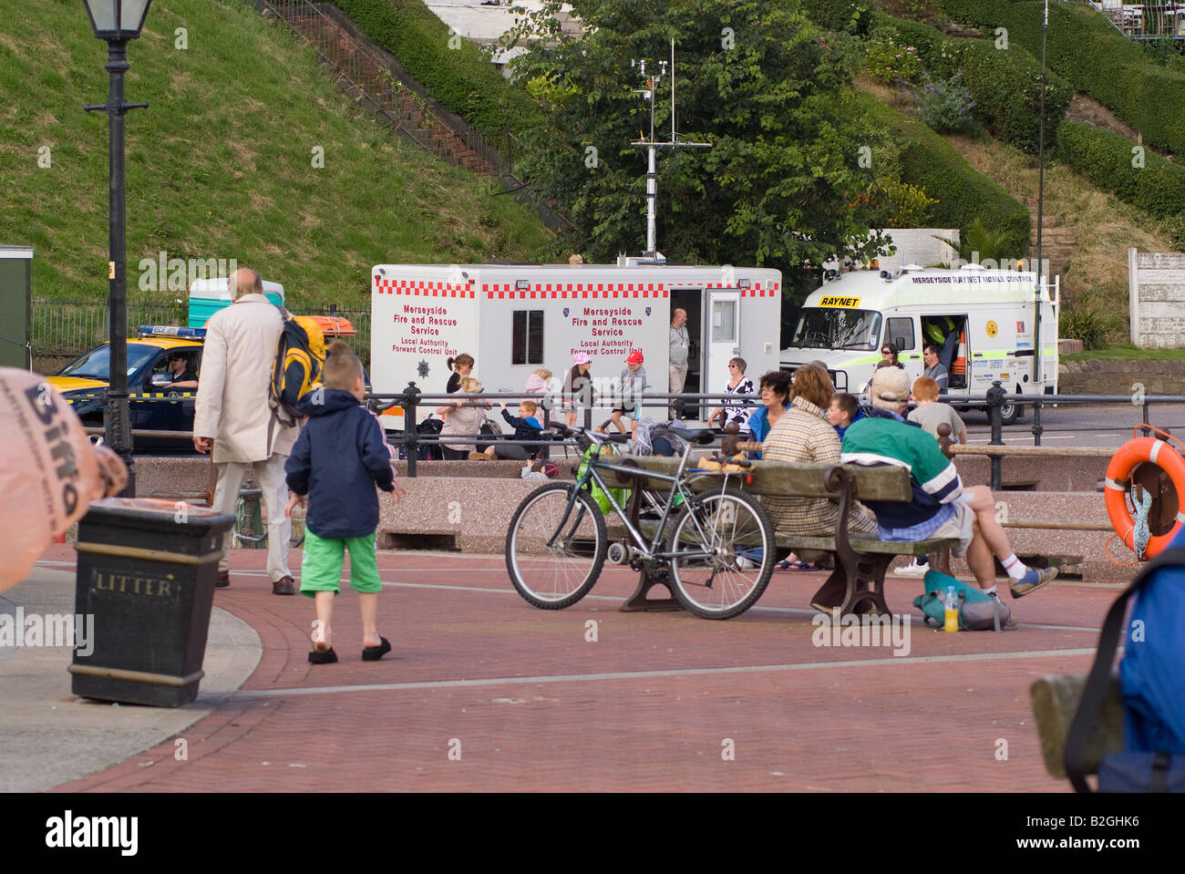 Notdienste Mobile Wohnwagen für Crowd Control zu Beginn des Tall Ships Race Egremont Wirral Merseyside England UK Stockfoto