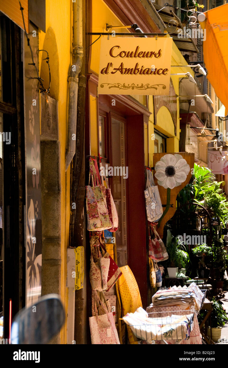 ein Souvenir-Shop in einer engen Straße, Altstadt von Nizza, Côte d ' Azur, Frankreich Stockfoto