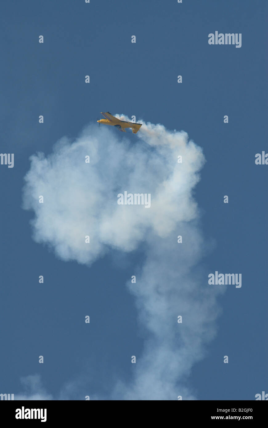 Air Display zeigen Flugzeug Luft Handwerk Verkehr einmotorigen Flugzeug Looping Stockfoto