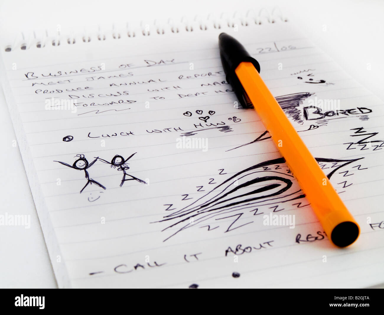 Doodle Skizze ausgekleidet Arbeit Business Editor mit gelangweilt Zeichnungen und orange schwarz Bic Kugelschreiber Stift Marker auf weißem Hintergrund Stockfoto