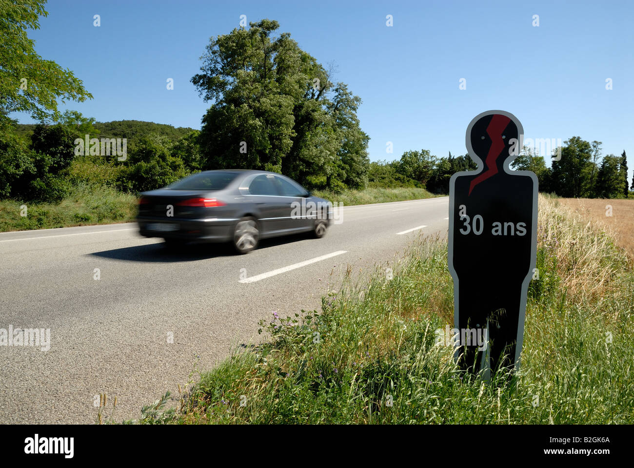 Silhouette einer 30 Jahre alten Person bei einem Unfall auf der Straße in Frankreich getötet Stockfoto
