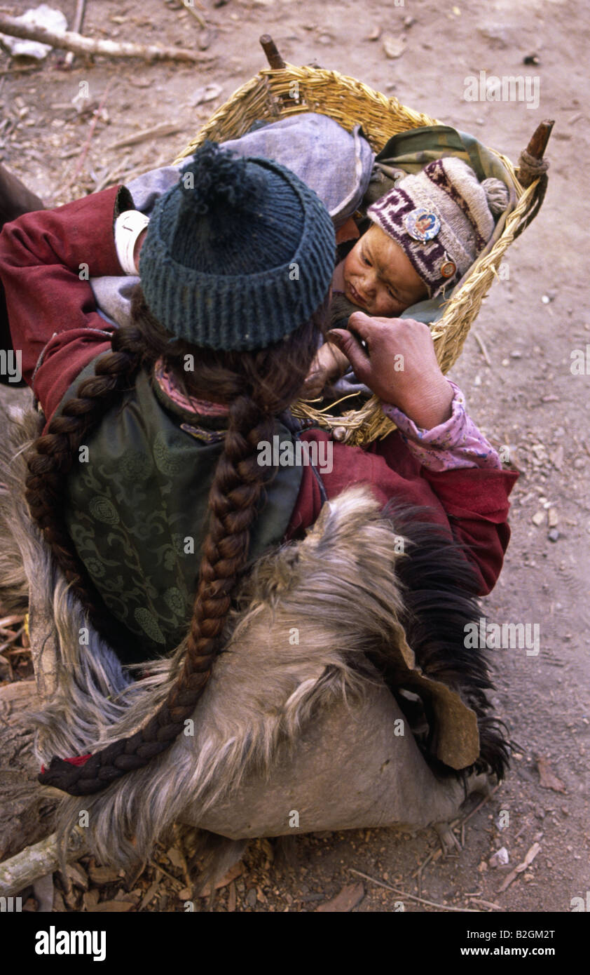 Mutter mit Baby. Leh, Ladakh, & Bihar Zustand, Indien. Stockfoto