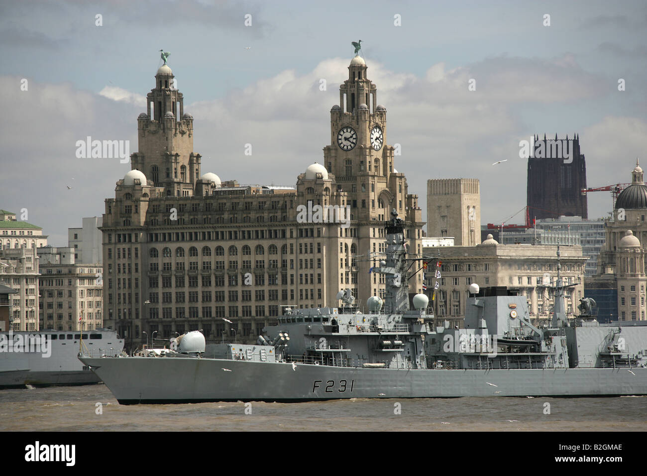 Stadt von Liverpool, England. Die königliche Marine Kriegsschiff HMS Argyll zu Beginn des Tall Ships Race auf den Fluss Mersey. Stockfoto