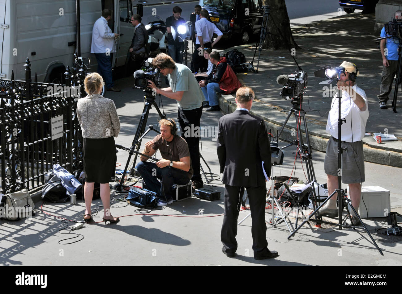 Gegenüber dem Royal Courts of Justice Law Courts Journalisten und Reporter mit TV-Kamerateams geben ihre Nachrichtenberichte ab Stockfoto