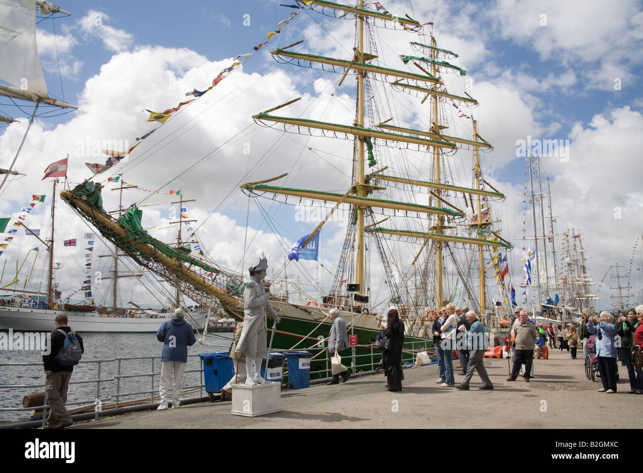 Liverpool Merseyside England UK Juli ein mime-Künstler als Marineoffizier unterhalten die Besucher des Tall Ships Event vor dem Rennen günstig gekleidet Stockfoto