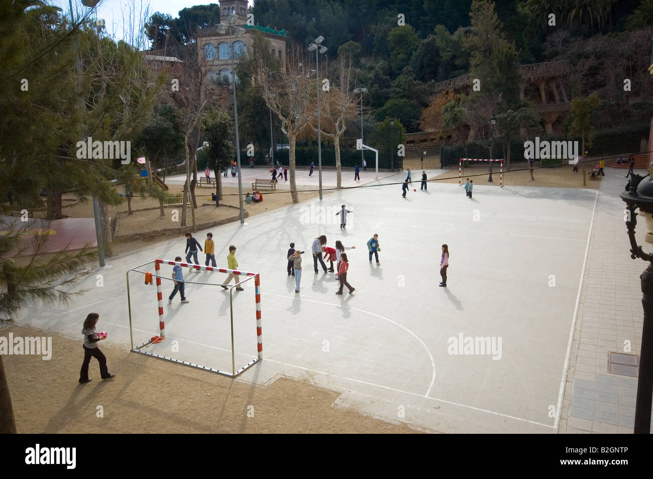 Chiltren jungen und Mädchen spielen Fußball Barcelona Spanien Stockfoto