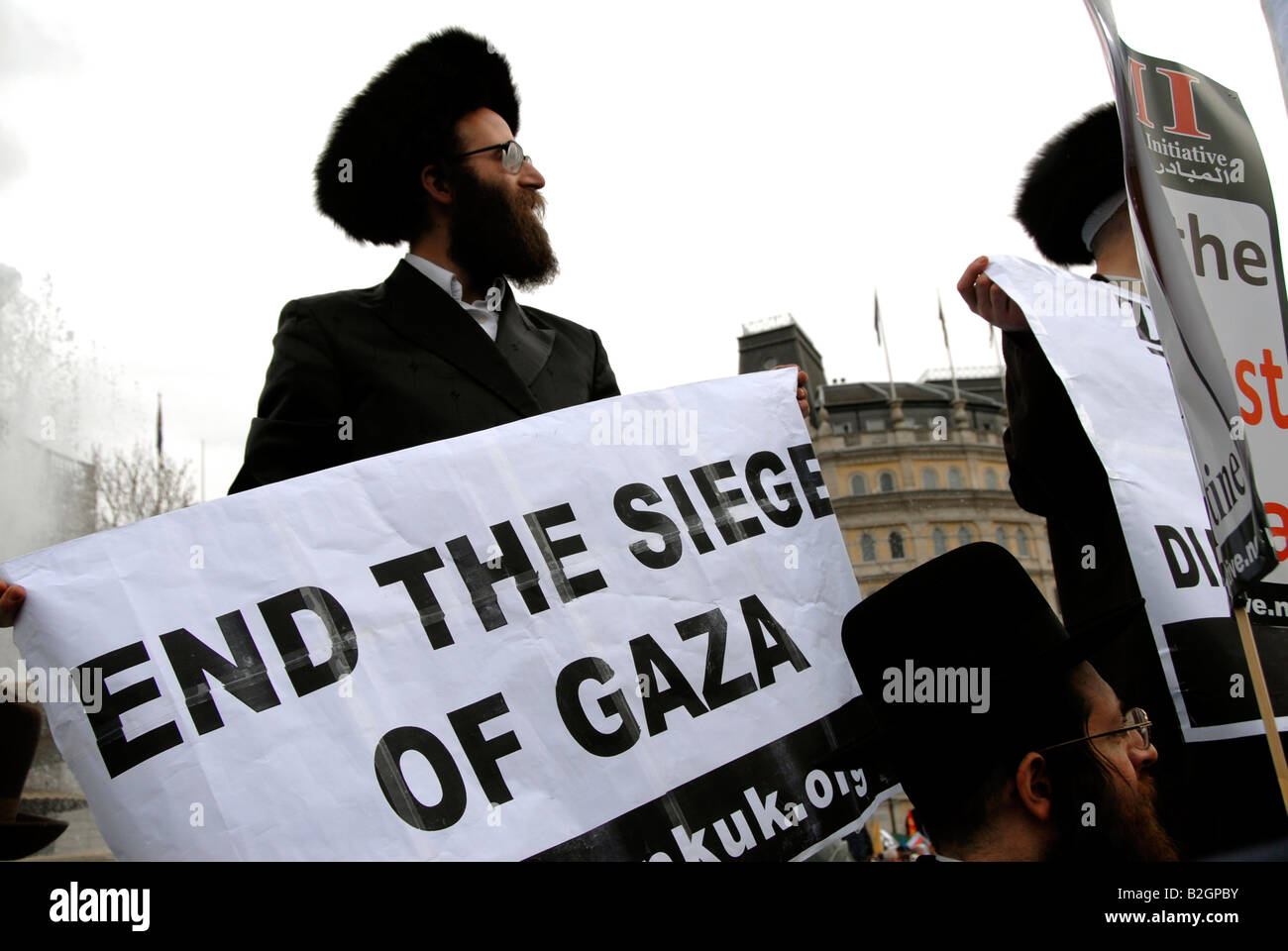 Orthodoxe Juden Mitglieder von Neturei Karta International Juden gegen Zionismus an Haltestelle War demo Stockfoto